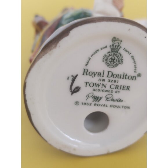 Rare & Vintage Royal Doulton Figurine "Town Crier" HN3261 1952 4" tall - Picture 10 of 13